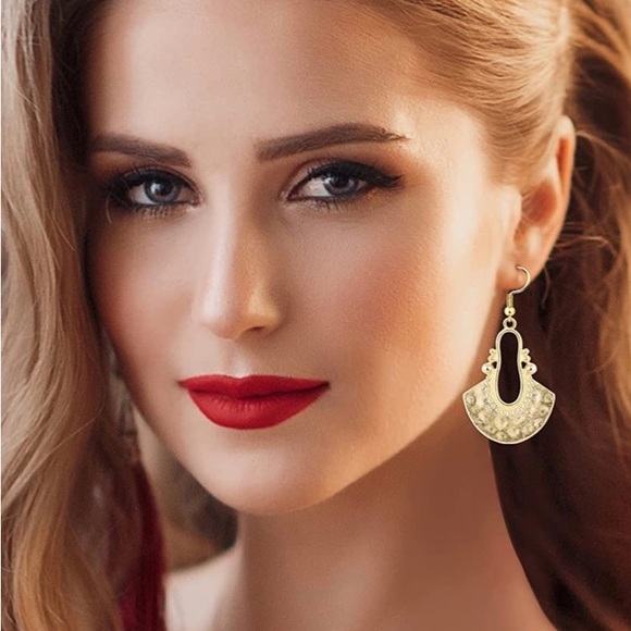 Beautiful earrings - Picture 2 of 3